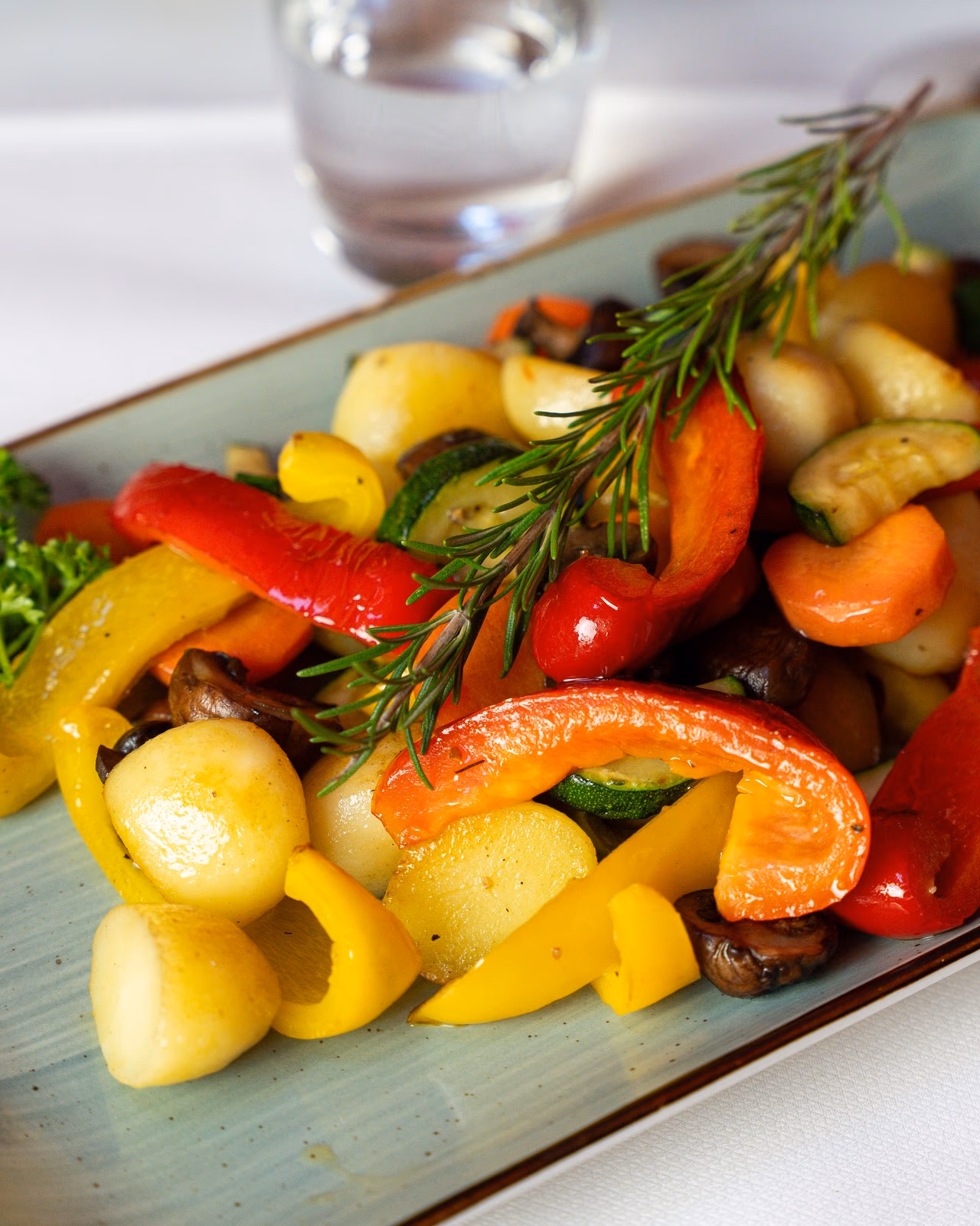 Kartoffel-Gemüsepfanne mit Kartöffelchen, Paprika, Zucchini und Pilzen
