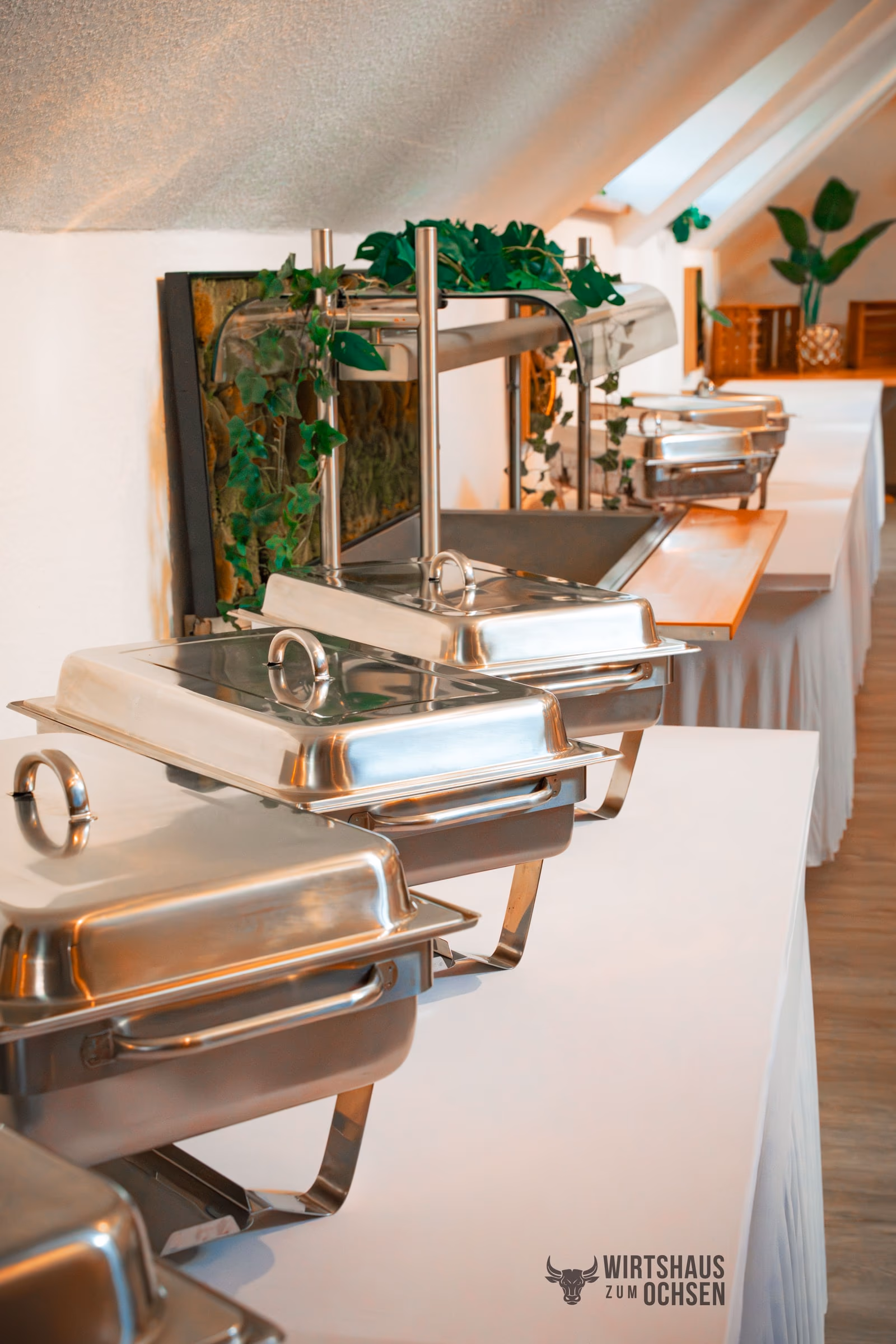 Buffetlinie mit Warmhaltebehältern an der Seite des Saals